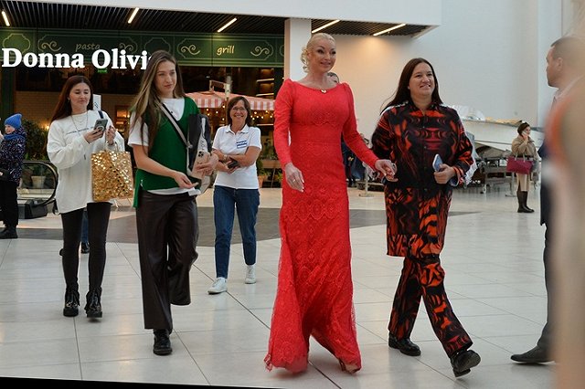 Анастасия Волочкова раздала автографы поклонницам в Екатеринбурге (ФОТО)