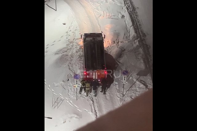 В Екатеринбурге пожарная машина застряла на нечищеной к месту возгорания дороге