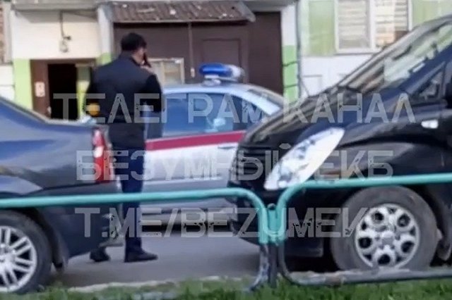 К дому на Сортировке съехались силовики. На улицу вывели окровавленного мужчину