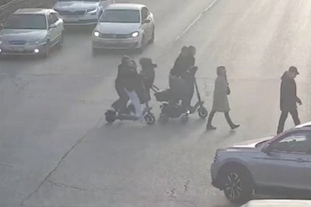 В Екатеринбурге девушки на электросамокате сбили на пешеходном переходе женщину с коляской