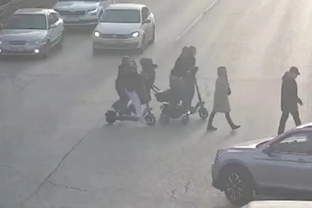 В Екатеринбурге девушки на электросамокате сбили на пешеходном переходе женщину с коляской