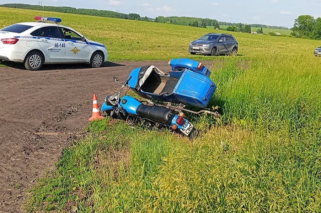 Водитель мотоцикла с коляской погиб под Талицей, не справившись с управлением