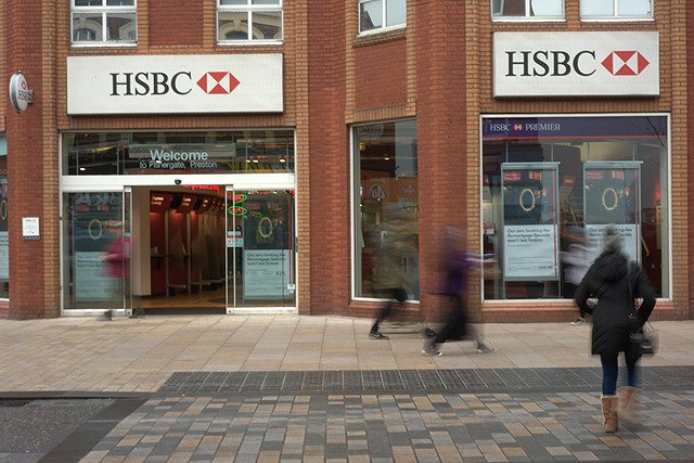 Британские банки могут заморозить счета живущих в королевстве богатых россиян