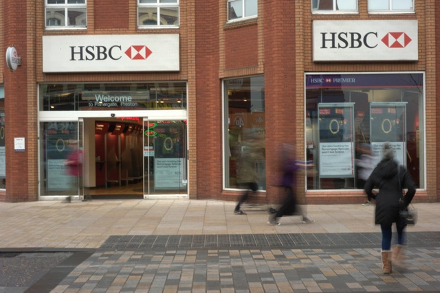 Британские банки могут заморозить счета живущих в королевстве богатых россиян