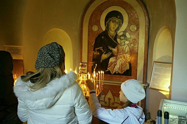 В России начали продавать золотые iPhone с иконой