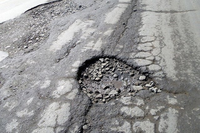 В Благовещенске из-за жары расплавилась дорожная смесь