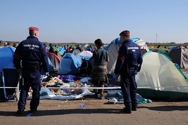 Пинавшую беженцев журналистку уволили с телеканала