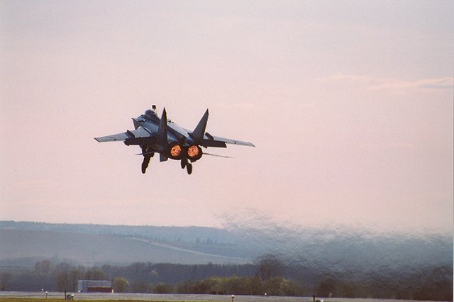 Боевой истребитель отразил ракетный удар в небе над Уралом