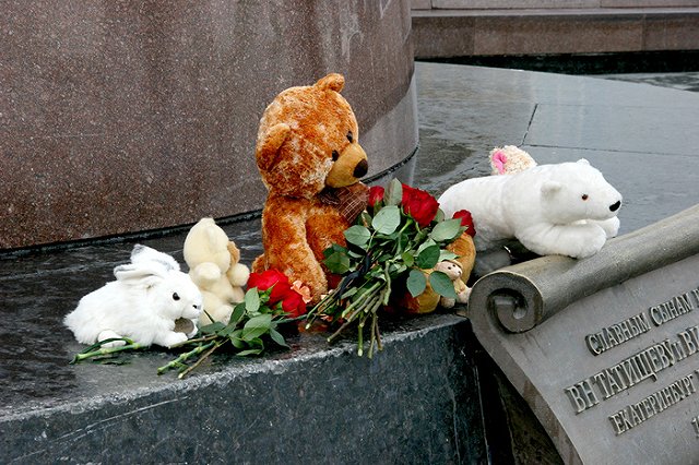 Первые лица Свердловской области возложили цветы к скорбному мемориалу