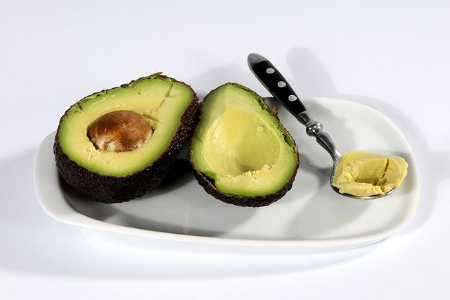 Названа стоимость набора для жизни московского миллениала с тремя авокадо