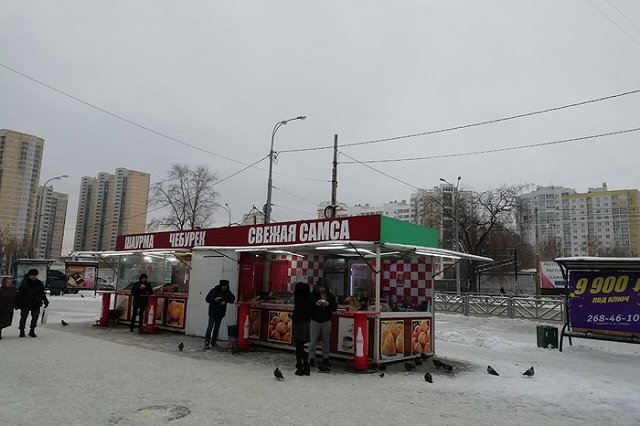 Киоск на автовокзале, где готовят самсу среди тараканов, вновь открыли