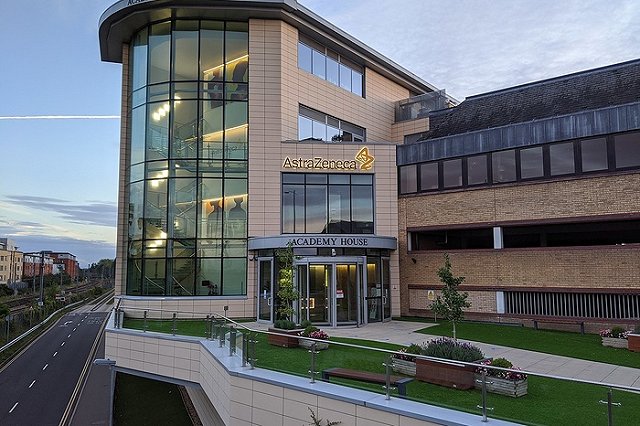 Италия заблокировала вывоз вакцины от COVID-19 из ЕС. Франция допускает такие же действия