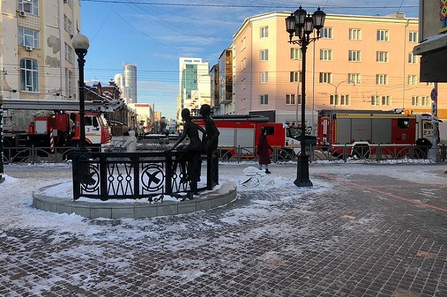 Екатеринбуржцев испугали пожарные машины на Вайнера — фото