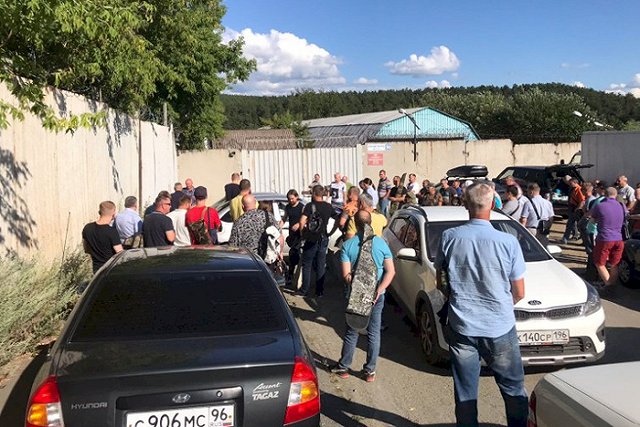 Екатеринбуржцы часами ждут на улице выдачи оружия