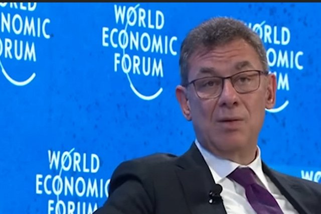 Четырехкратно вакцинированный глава Pfizer заболел Covid-19