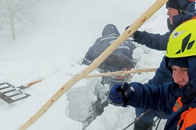 На Урале снежная лавина накрыла жилой дом