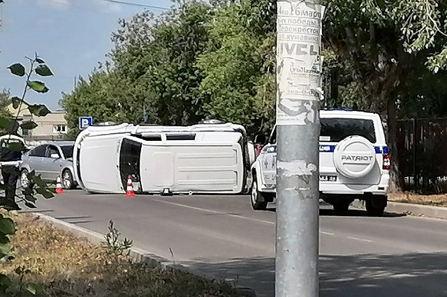 В Каменске-Уральском опрокинулся полицейский автомобиль