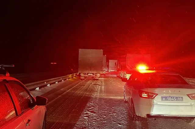 В районе Шарташа выстроилась огромная пробка из-за ДТП