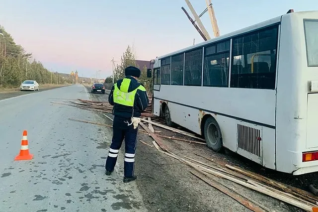 В ДТП с автобусом, въехавшем в штабель пиломатериалов, пострадали три человека