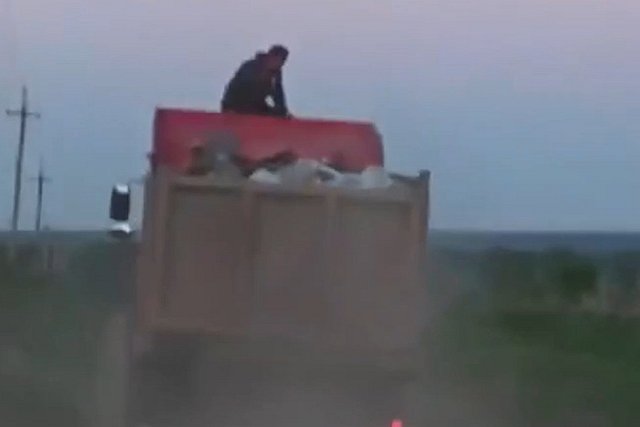 Под Екатеринбургом водитель прокатил местного жителя на крыше мусоровоза