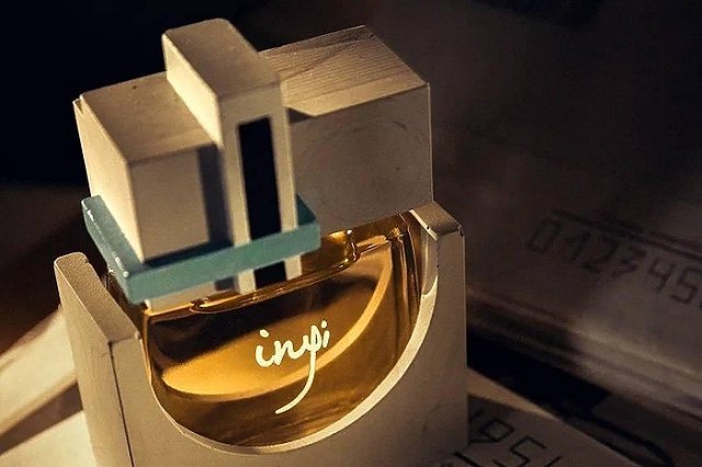 Духи в упаковке из гипсобетона презентуют в Екатеринбурге