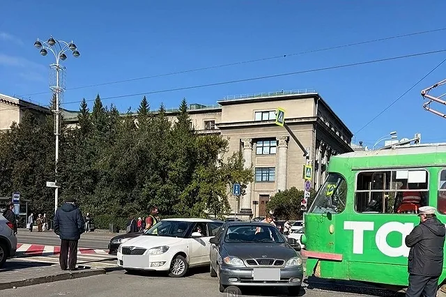 На проспекте Ленина второй раз за утро встали трамваи