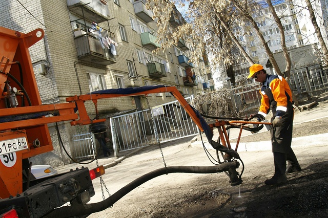 Экспериментальный ямочный ремонт холодным асфальтом начался в Березовском