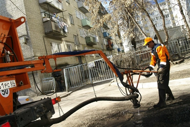 Экспериментальный ямочный ремонт холодным асфальтом начался в Березовском