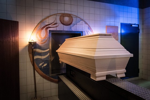 40-я больница огораживает территорию траурного зала бетонным забором