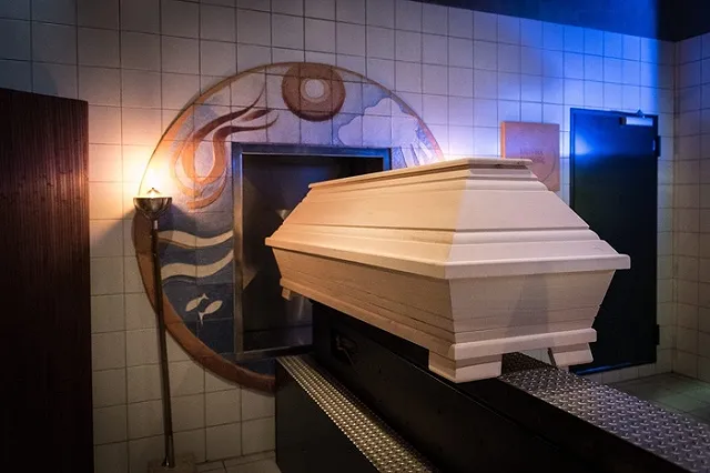 40-я больница огораживает территорию траурного зала бетонным забором