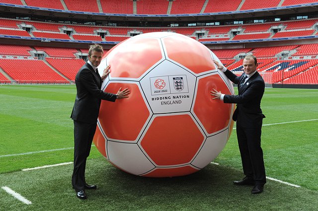 Отцам-основателям Екатеринбурга повязали шарфики с символикой ЧМ-2018 (ФОТО)