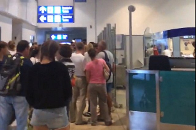 Onur Air почти на сутки задержала вылет из Перми. Пассажиры устроили бунт