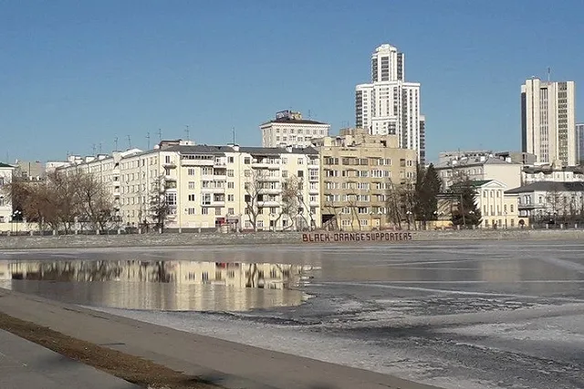 В Екатеринбурге вандалы испортили набережную, восстановленную после ошибки мэрии