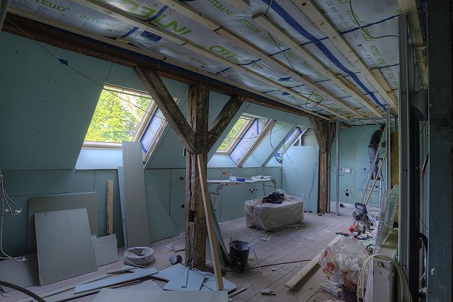 Горожан удивило «бунгало» на крыше многоэтажки на улице Ясной (ФОТО)