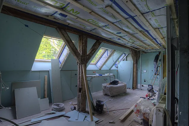 Горожан удивило «бунгало» на крыше многоэтажки на улице Ясной (ФОТО)