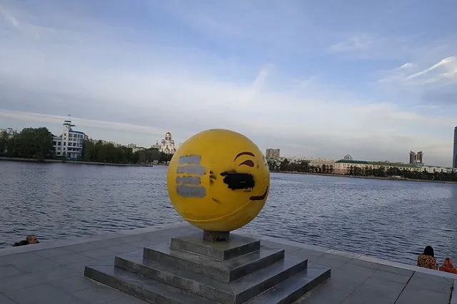 Артемий Лебедев научил, как проходить мимо раздатчиков рекламных листовок