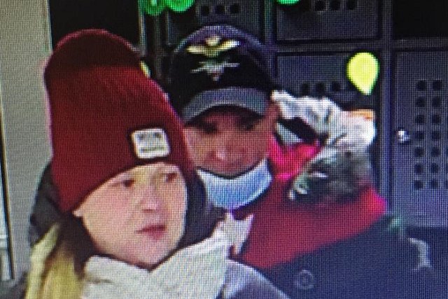 Екатеринбургские полицейские ищут молодую пару, укравшую у мужчины деньги и документы в магазине