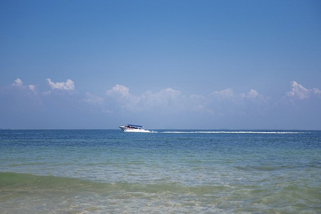 Спасатели обнаружили пропавший в Каспийском море катер
