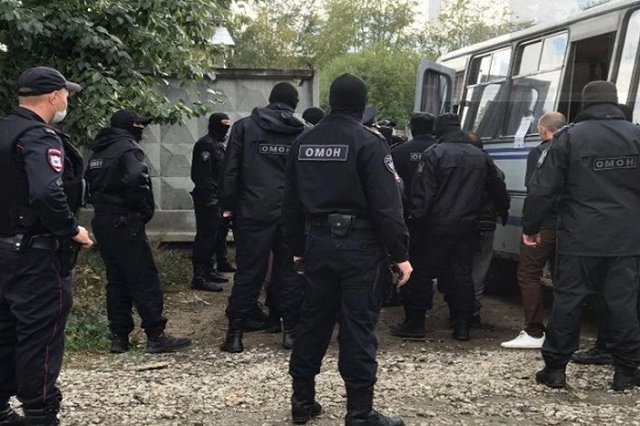 Зачем ОМОН ворвался в Цыганский поселок в Екатеринбурге
