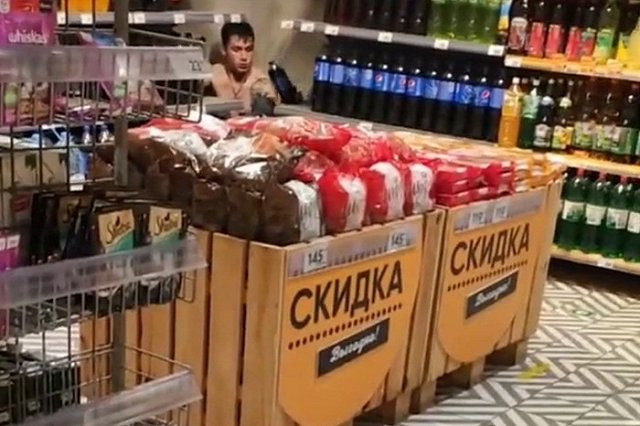 Полуголый уралец забаррикадировался в «Пятёрочке»