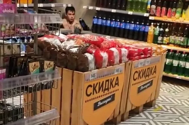 Полуголый уралец забаррикадировался в «Пятёрочке»