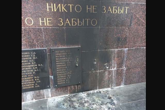 Восьмилетний мальчик сжег венок на Вечном огне в Свердловской области