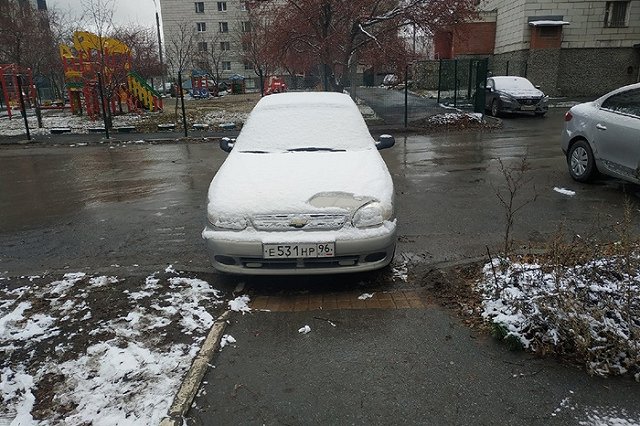 Екатеринбуржцы вызвали эвакуатор перегородившему тротуар автохаму