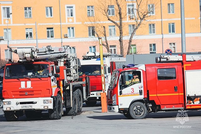 В Ревде с помощью автолестницы спасли мужчину, пытавшегося перелезть с балкона на балкон