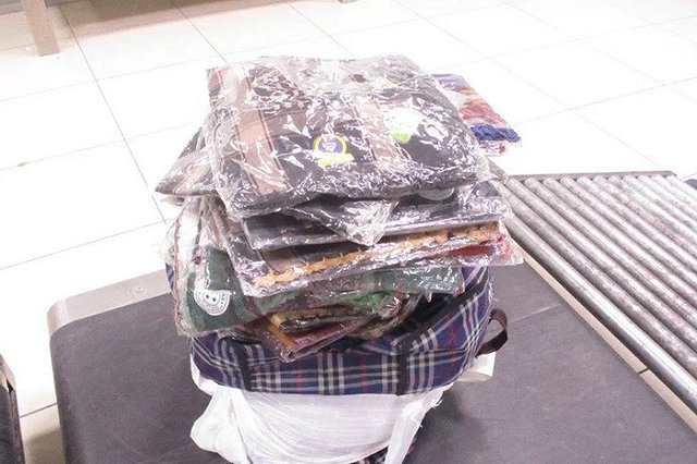 В Кольцово таможенники задержали 19 килограммов незадекларированных индийских палантинов