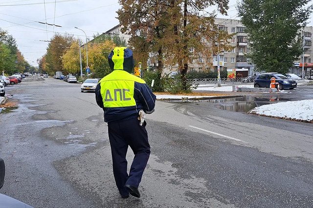 В Екатеринбурге неизвестные напали на мужчину и угнали его автомобиль