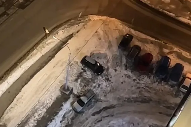 На ВИЗе автохамы заставили машинами тротуар, газон и остановку