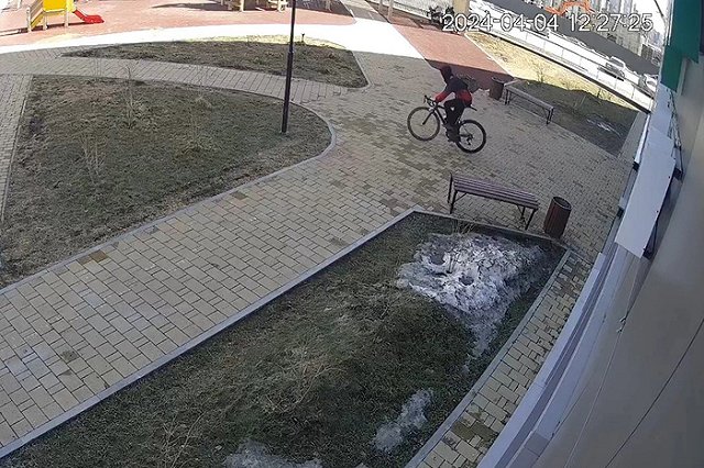 В Академическом мужчина обокрал подростка на 200 тысяч рублей