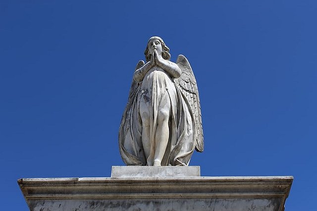 Тело 15-летнего школьника нашли у подъезда на Синих Камнях