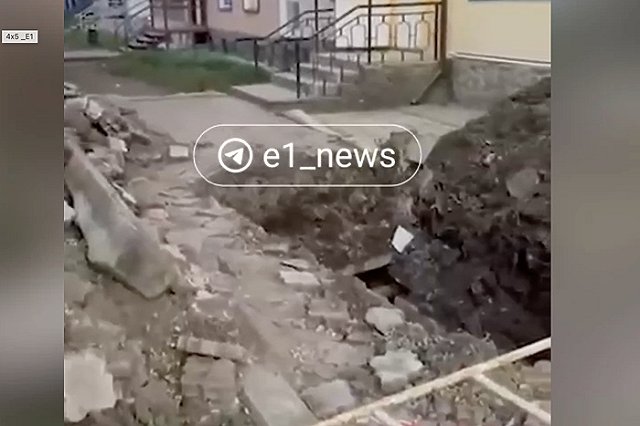 В Свердловской области учительница провалилась в яму, которую раскопали и решили не огораживать